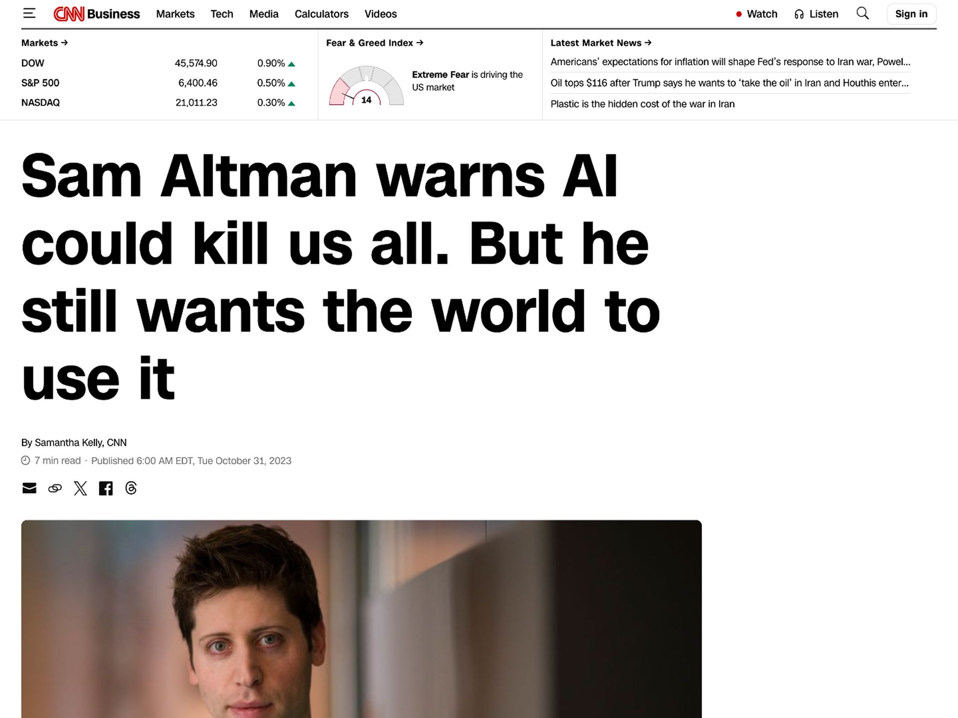 ภาพหน้าจอบทความ CNN Business ปี 2023 พาดหัวว่า Sam Altman warns AI could kill us all. But he still wants the world to use it พร้อมภาพ Sam Altman