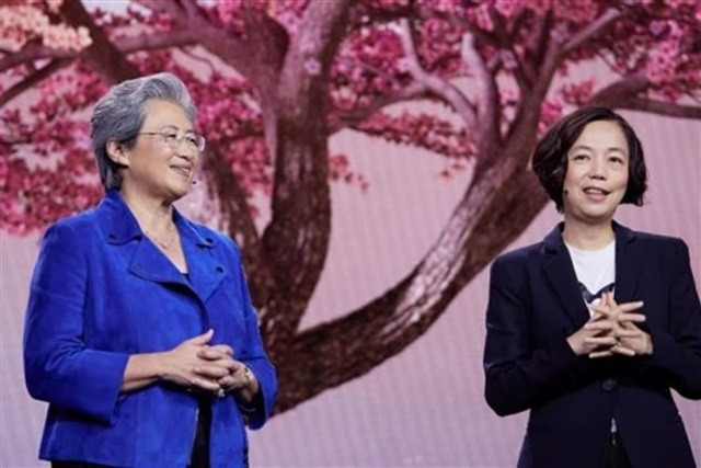 Lisa Su ซีอีโอของ AMD ยืนบนเวทีคู่กับ Fei-Fei Li หน้าฉากต้นซากุระ