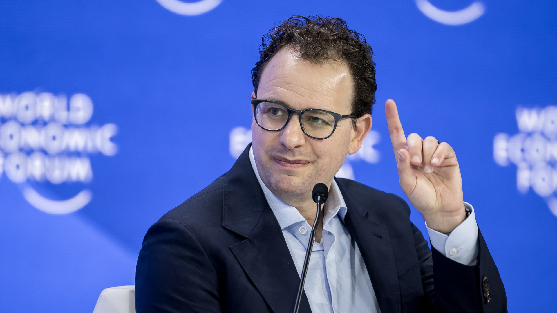 Dario Amodei ซีอีโอ Anthropic พูดบนเวที World Economic Forum ยกนิ้วชี้ประกอบการอธิบาย