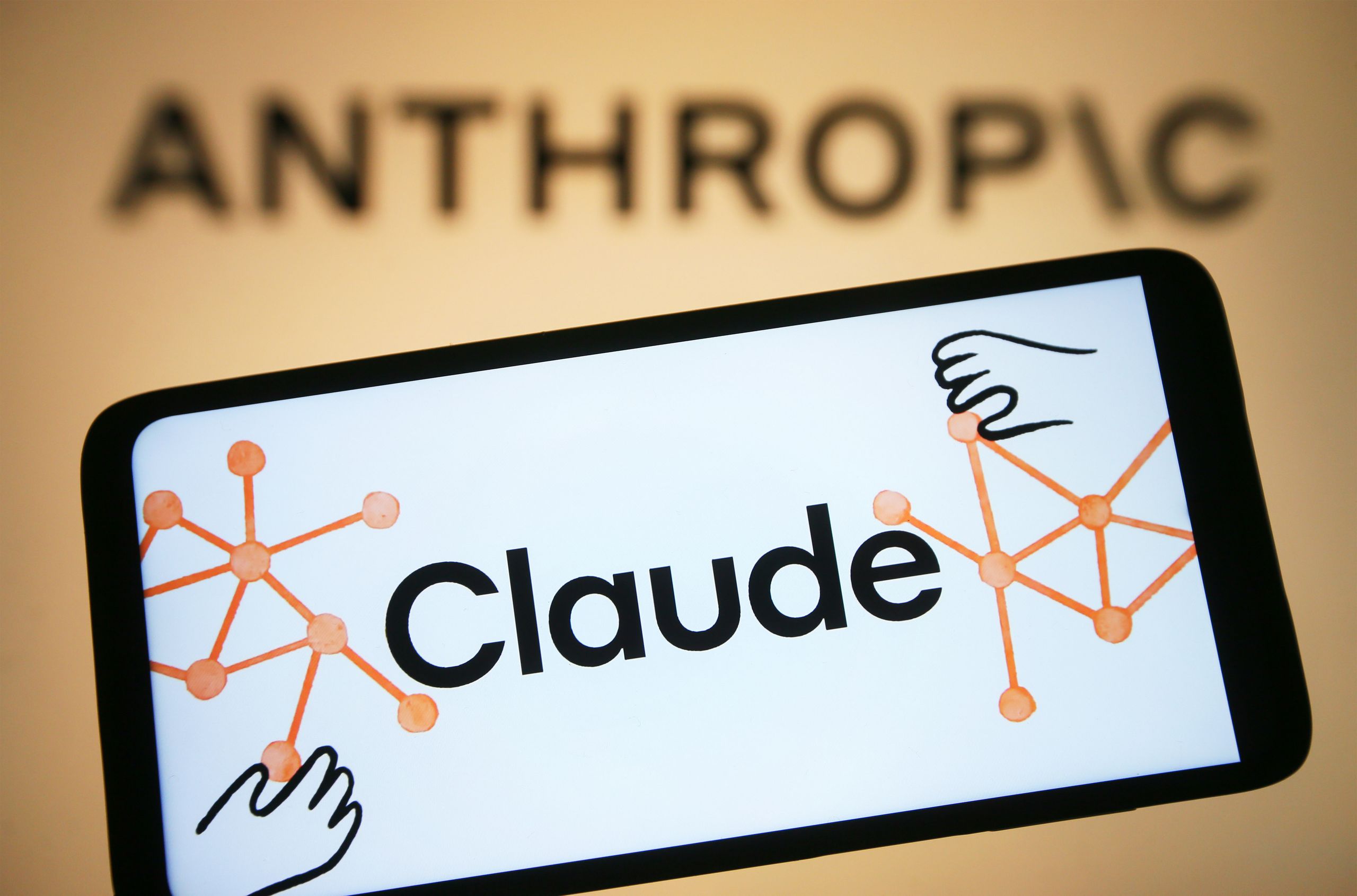 หน้าจอ Claude Cowork บนมือถือแสดงรายการงานที่กำลังรัน