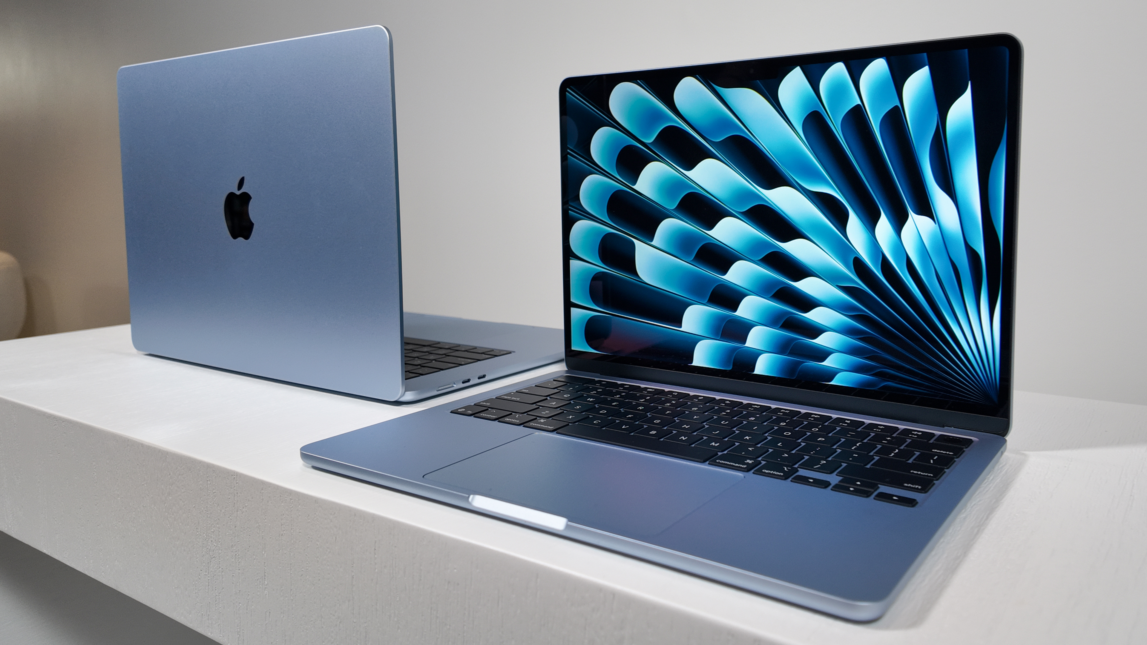 ภาพประกอบข่าวลือ MacBook Pro จอสัมผัสและ iPad Mini รุ่นใหม่จาก Bloomberg