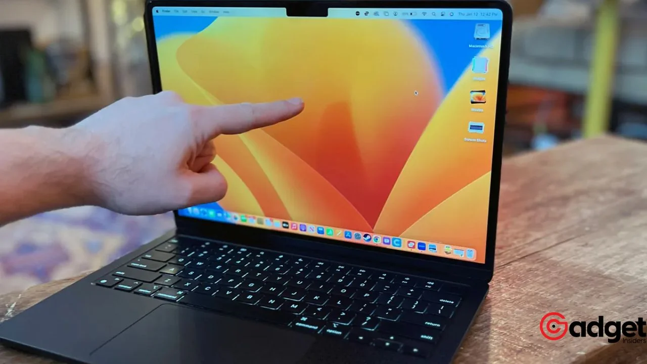 ภาพประกอบเปรียบเทียบแนวทาง MacBook Pro สองรุ่นที่มีข่าวลือ