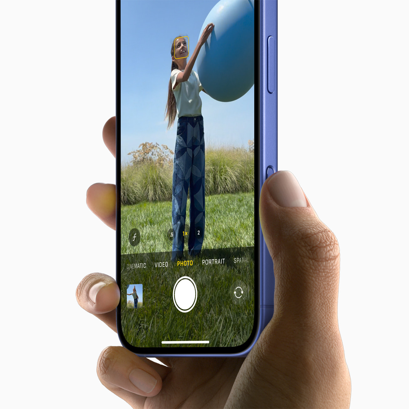 iPhone กำลังถ่ายภาพคนพร้อมกรอบตรวจจับใบหน้าแบบเรียลไทม์