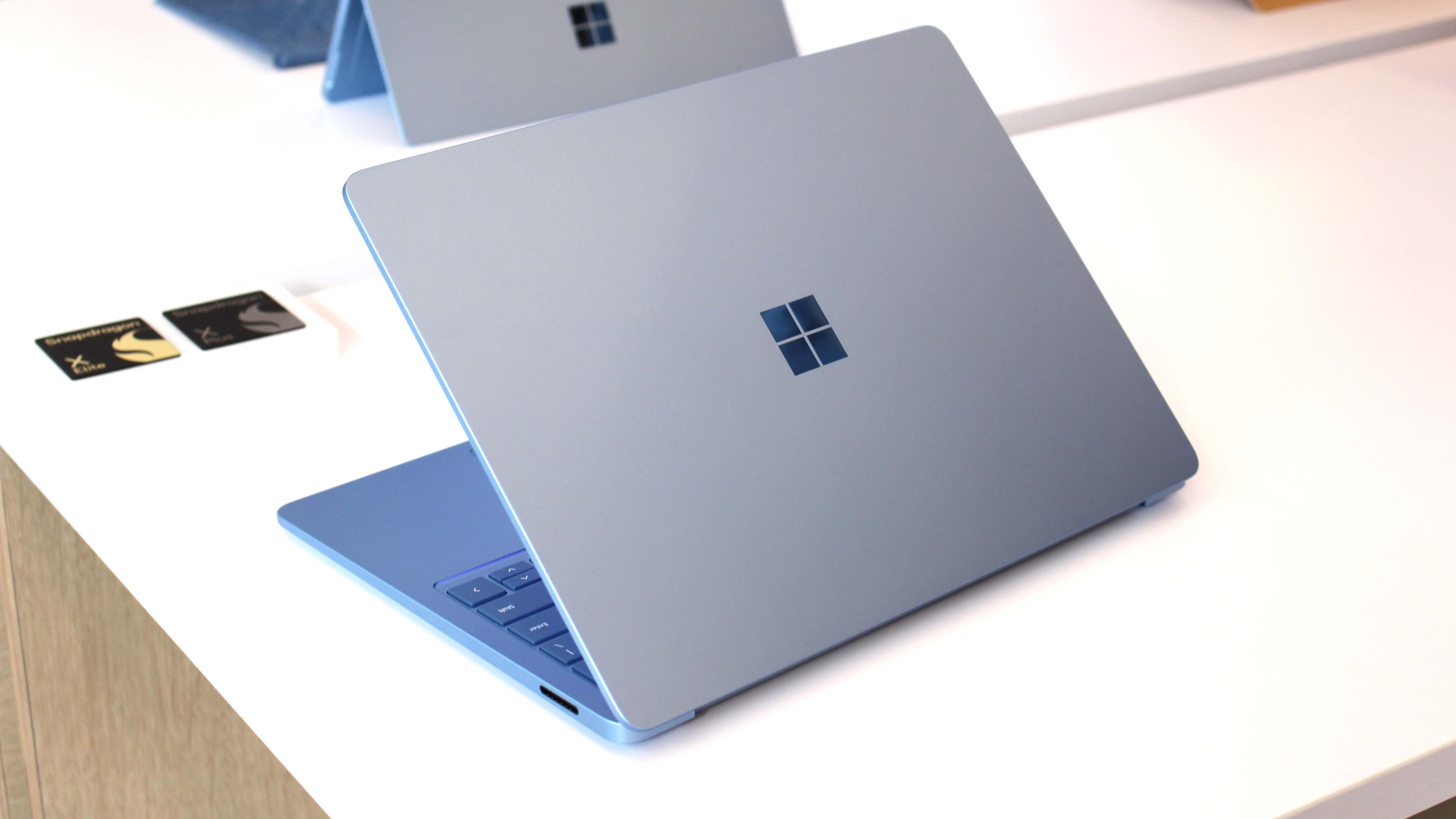 พอร์ต USB-C ที่รองรับ Magnetic Connect บน Surface Laptop Ultra