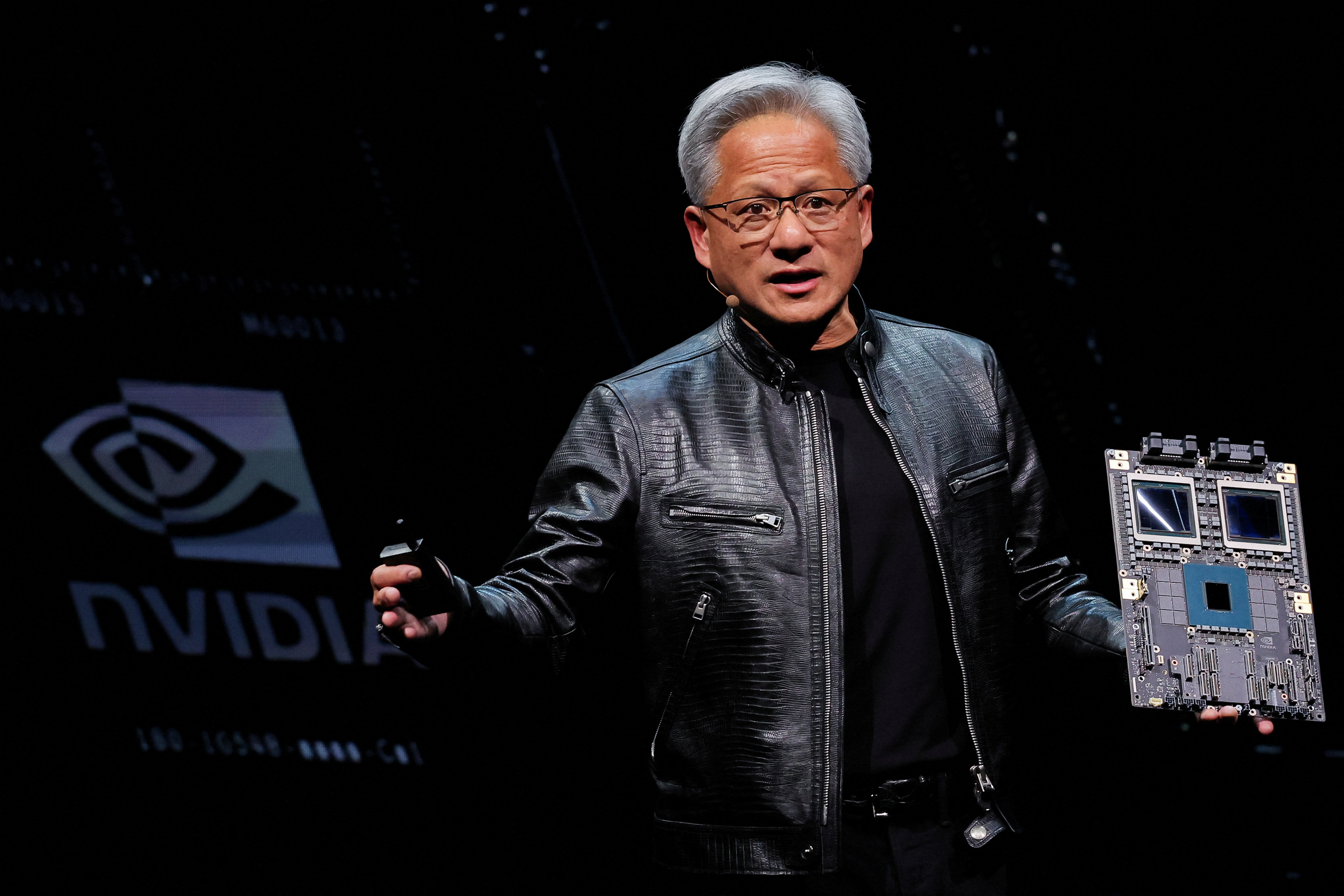 เจนเซ่น หวง ซีอีโอของ Nvidia โชว์แผงชิปบนเวทีเปิดตัว