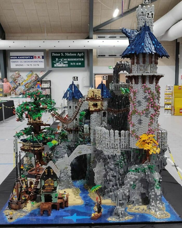 ภาพประกอบ: ตัวอย่าง MOC ขนาดใหญ่หลายพันชิ้นที่ต่อจากชิ้นส่วน LEGO จริง เป็นภาพประกอบทั่วไป ไม่ใช่ผลงานจาก LDraw Nova