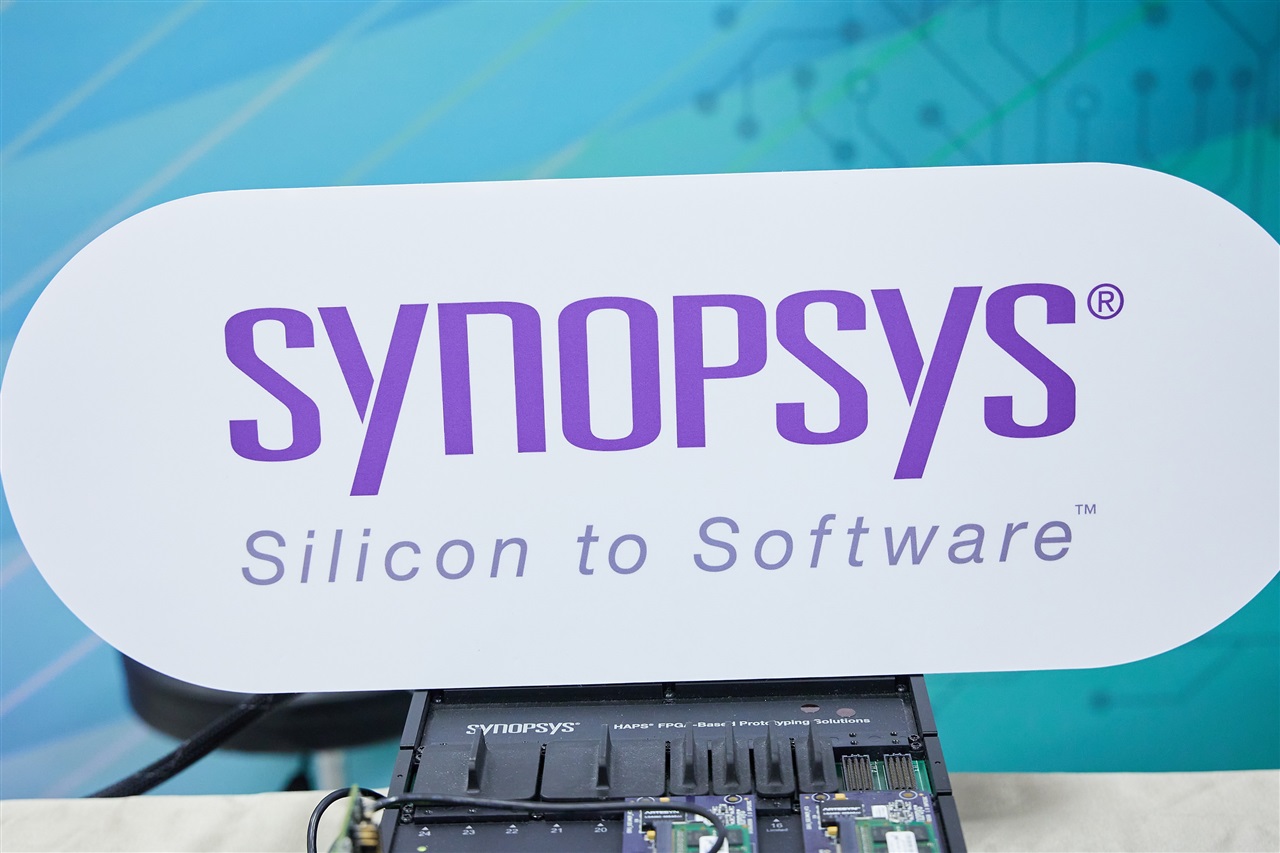 โลโก้ Synopsys บนอุปกรณ์ฮาร์ดแวร์สำหรับออกแบบชิป