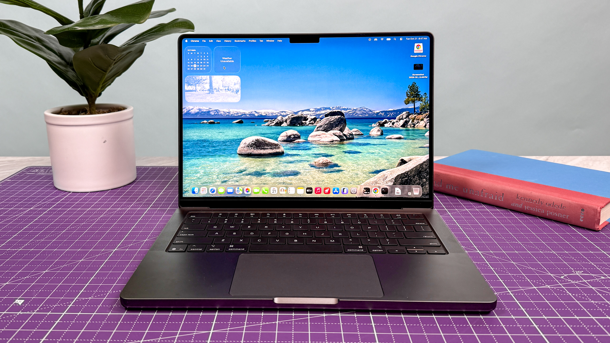 MacBook Air เปิดใช้งานอยู่บนโต๊ะทำงาน