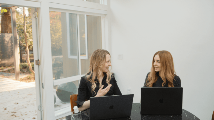 Anna Goldie และ Azalia Mirhoseini พูดคุยบนเวที TechCrunch Disrupt 2026