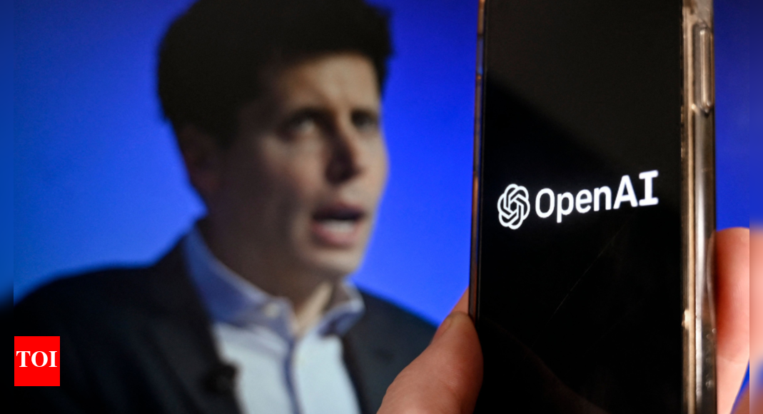 Sam Altman CEO ของ OpenAI กับโลโก้ OpenAI บนหน้าจอมือถือ